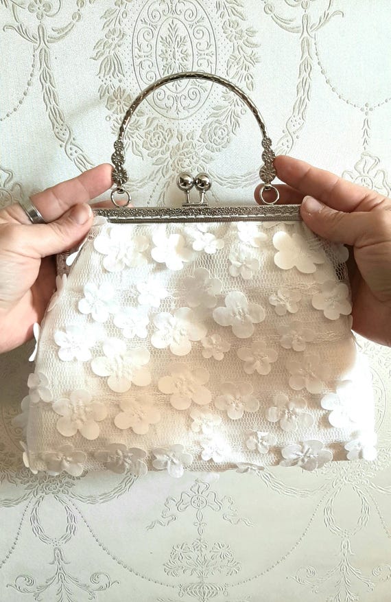 Elegante 3D-Blüten Clutch – Handgefertigte Brauttasche - Tasche zur Hochzeit ivory o weiß - elegante Umhängetasche