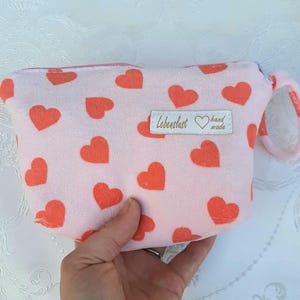 Kleine Kosmetiktasche Tasche mit Reißverschluss in pink mit Herzen als Geschenk für Kosmetik, Haargummi oder Stifte