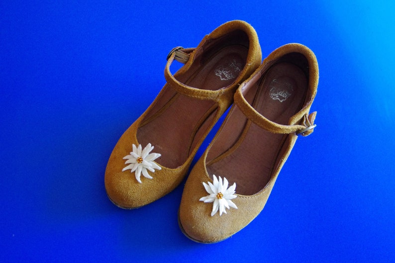 costumes, 1 pair of shoe clips edelweiss