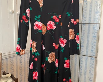 robe noire vintage, robe ajustée et évasée à imprimé floral (B761), robe noire ajustée et évasée, robe midi à imprimé floral rose