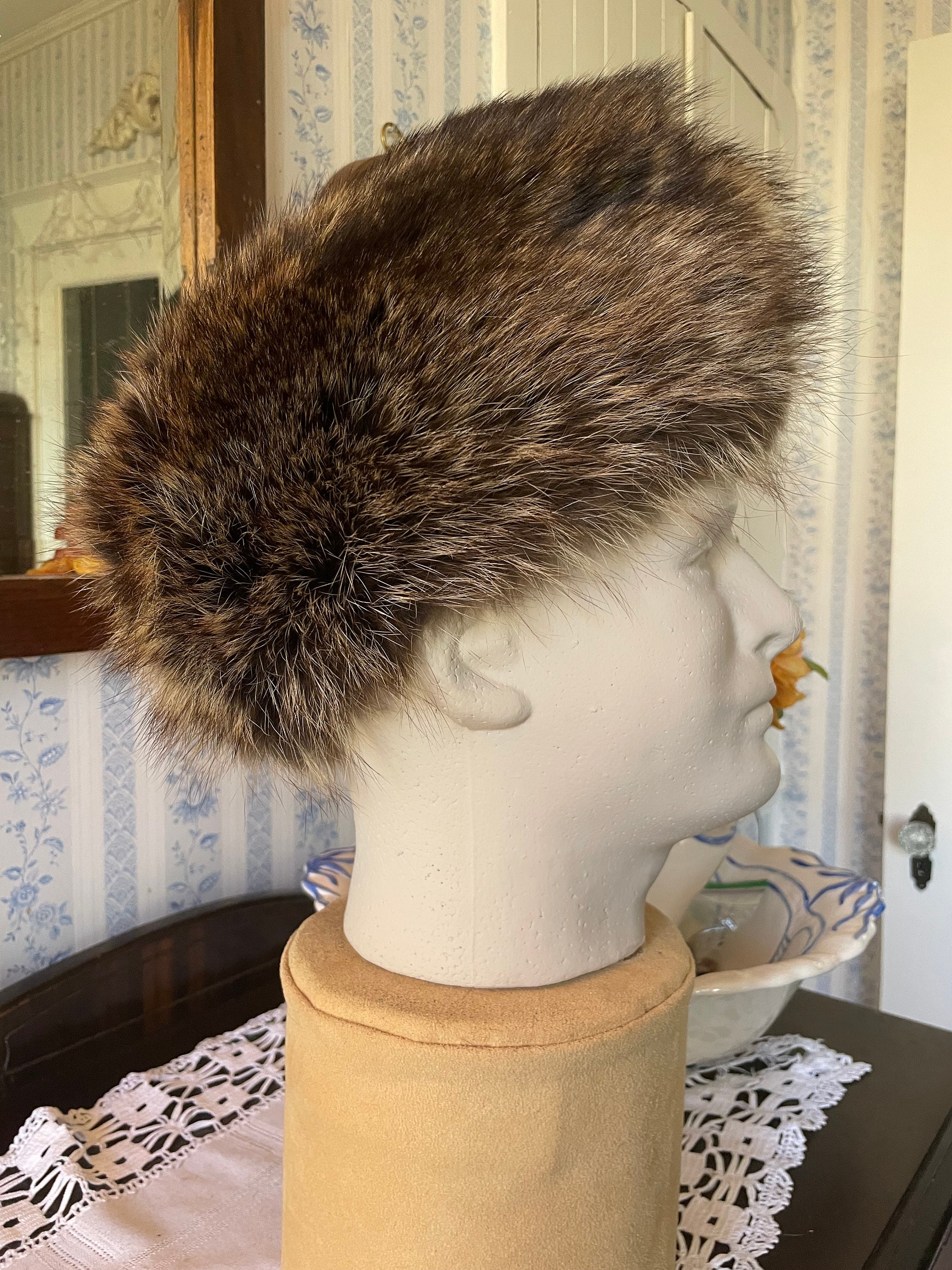 Vintage Fur Hat, Raccoon Fur Hat (B653), Light to Dark Brown Vintage Fur Hat, Raccoon Fur Hat (B653), Light to Dark Brown