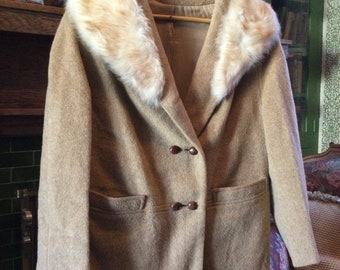 Vintage camel coloured wool coat (A990), jacket with faux fur collar