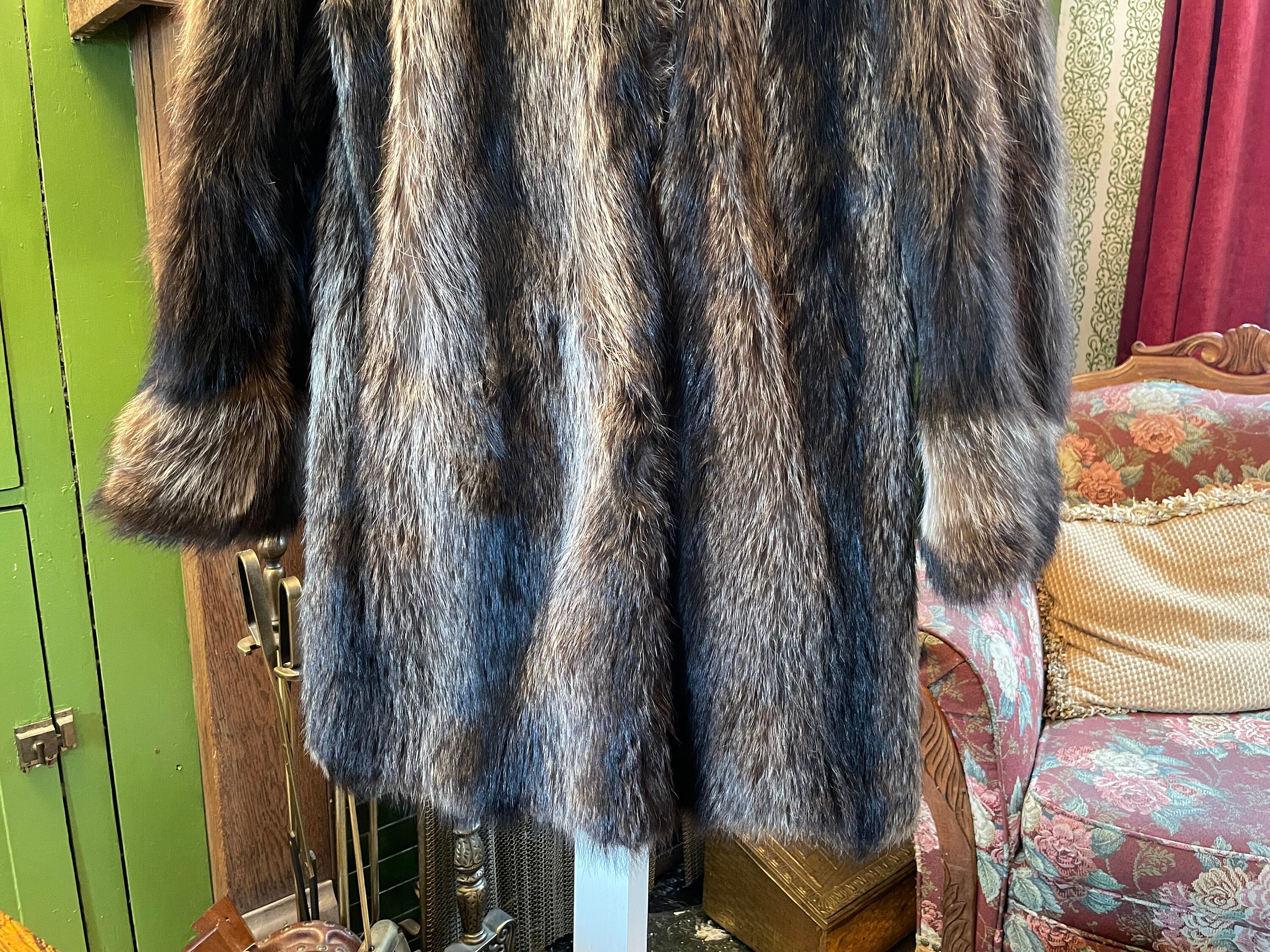 【in a row】Buckle Fur Jacket Image/GIF]That gucci mink coat McGregor wore still has the