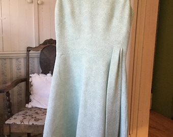 Fun and funky vintage women's medium mint green and white polyester sleeveless dress with sparkly silver threads (A799)