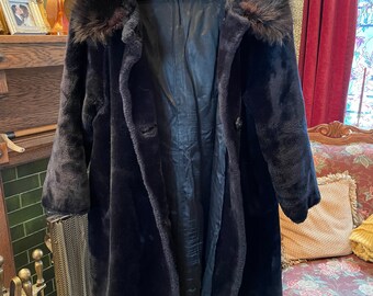 Bernshaw Vintage Blackロングマント Vintage Black Faux Fur Long Coat (B096) With Very Dark Brown