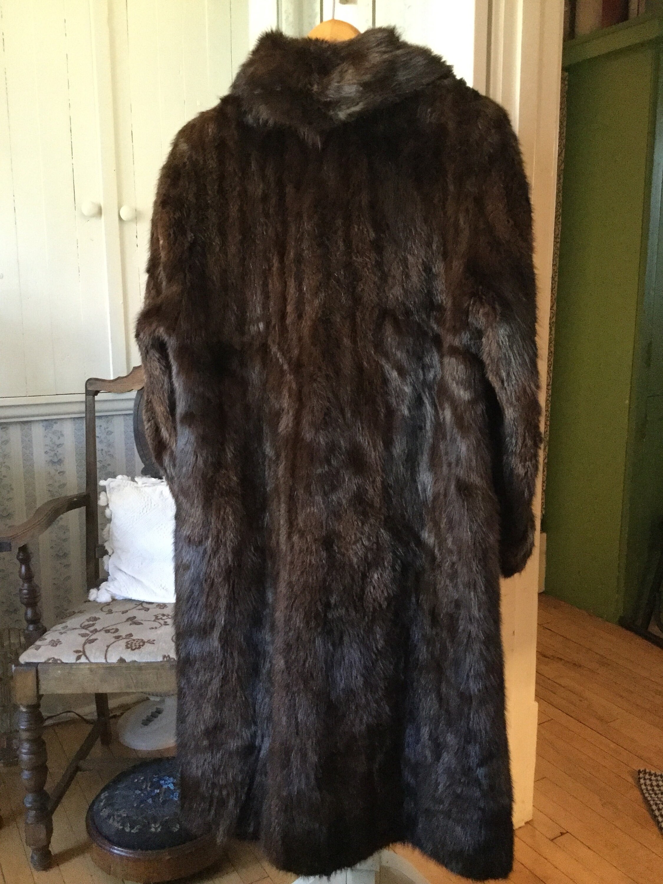 Glamorous Vintage Glossy Dark Brown Women's Large Beaver Fur Glamorous Vintage Glossy Dark Brown Women's Large Beaver Fur
