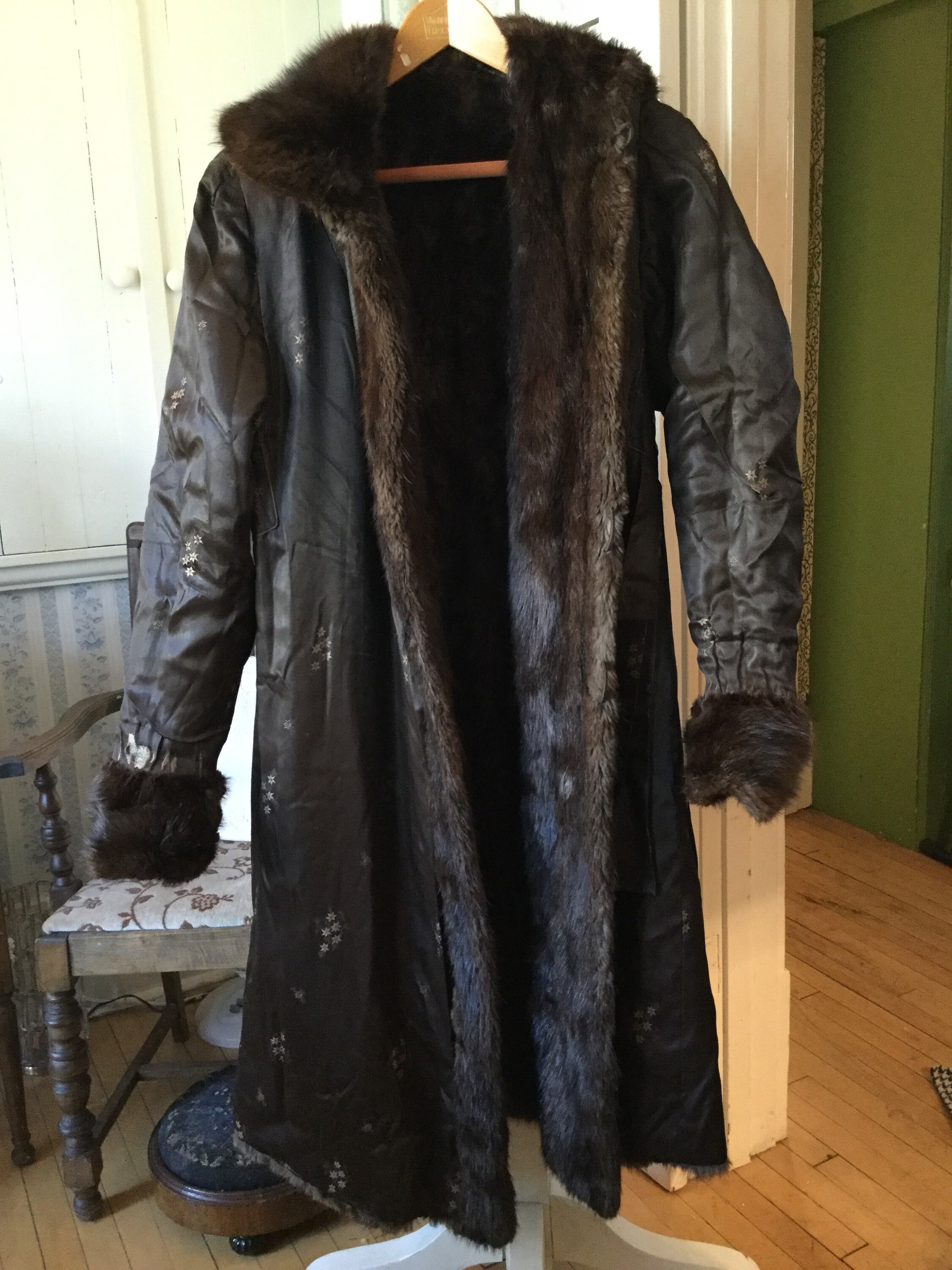 Glamorous Vintage Glossy Dark Brown Women's Large Beaver Fur Glamorous Vintage Glossy Dark Brown Women's Large Beaver Fur