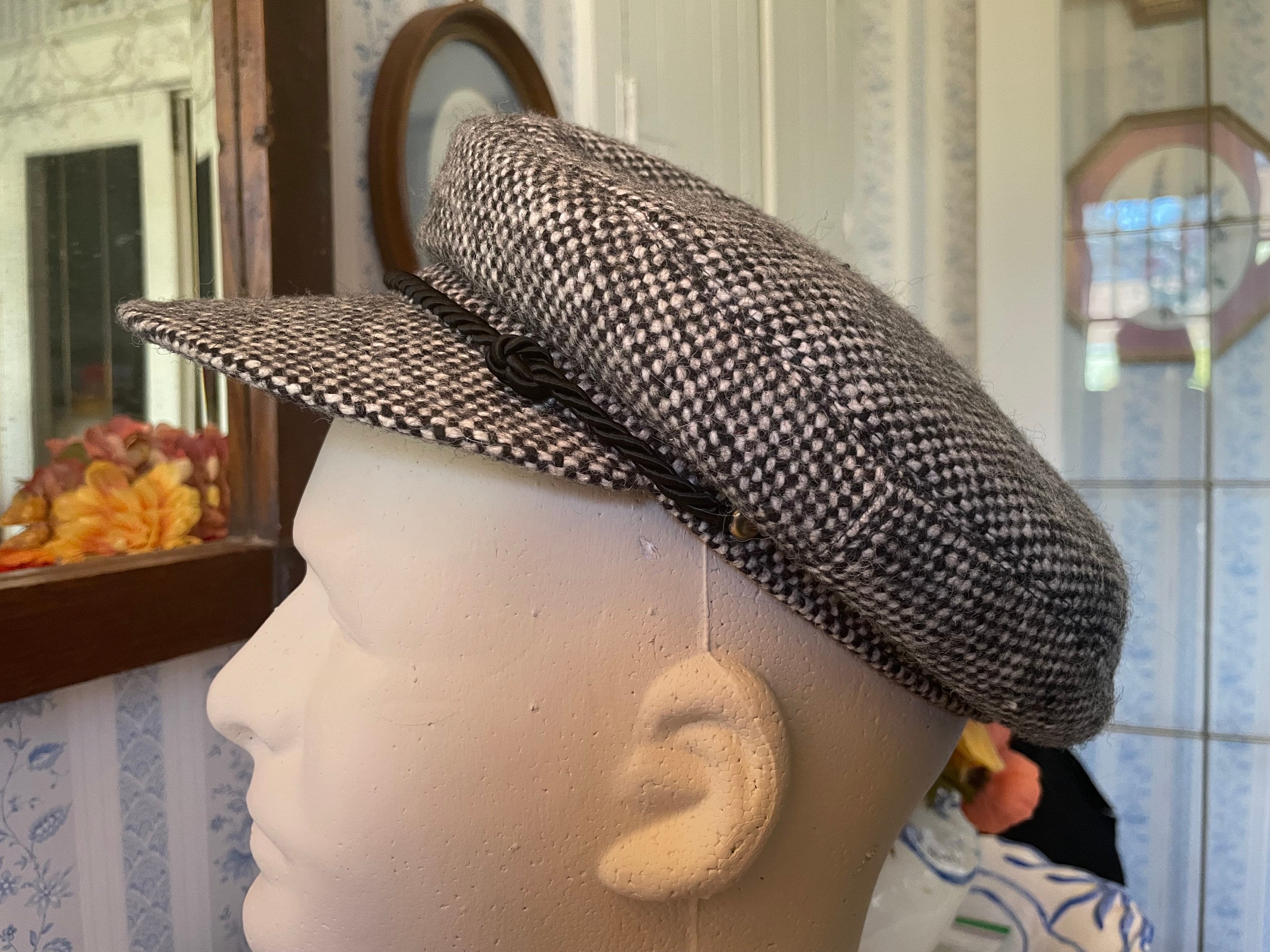 Vintage Newsboy Hat, Flat Hat, Cap (B636), Black and White  display picture 1