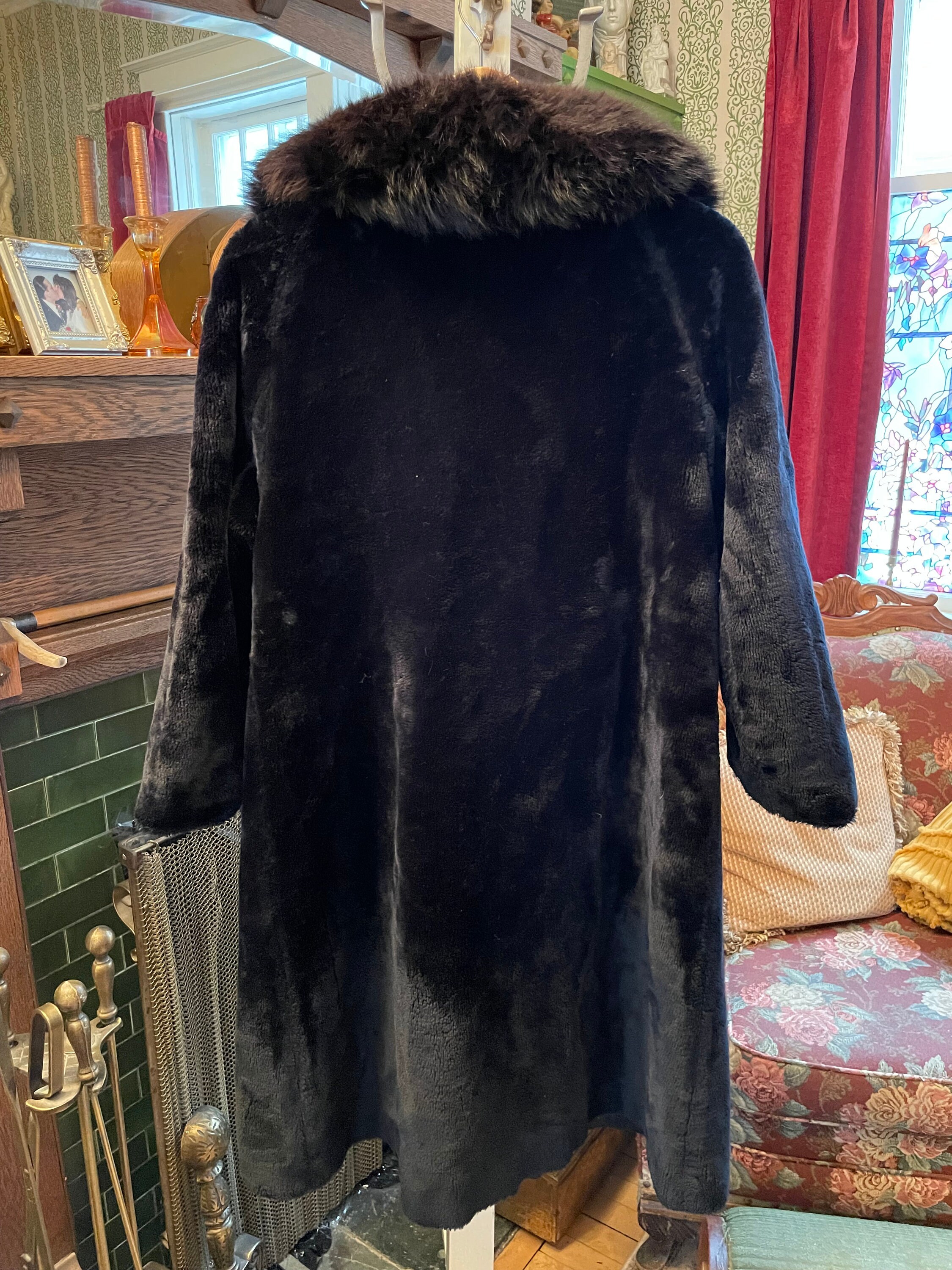 Bernshaw Vintage Blackロングマント Vintage Black Faux Fur Long Coat (B096) With Very Dark Brown