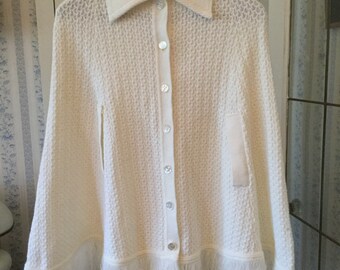 Stylish and cozy vintage women’s knit acrylic ivory, cream cape, shawl, poncho (A818)