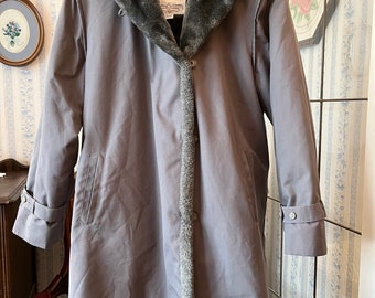 manteau gris vintage, manteau long gris (C438), manteau gris clair London Fog, manteau d'hiver avec bordure et doublure en fausse fourrure gris moyen