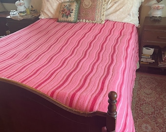 Vintage pink bedspread, pink chenille bedspread (B941), light pink and rose chenille bedspread with fringe