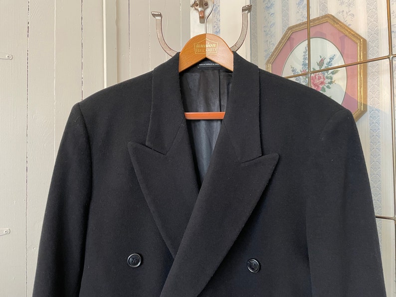 Puede incluir: Una chaqueta negra de doble botonadura con un corte cl&aacute;sico y dos botones. La chaqueta est&aacute; hecha de una tela suave y de alta calidad.