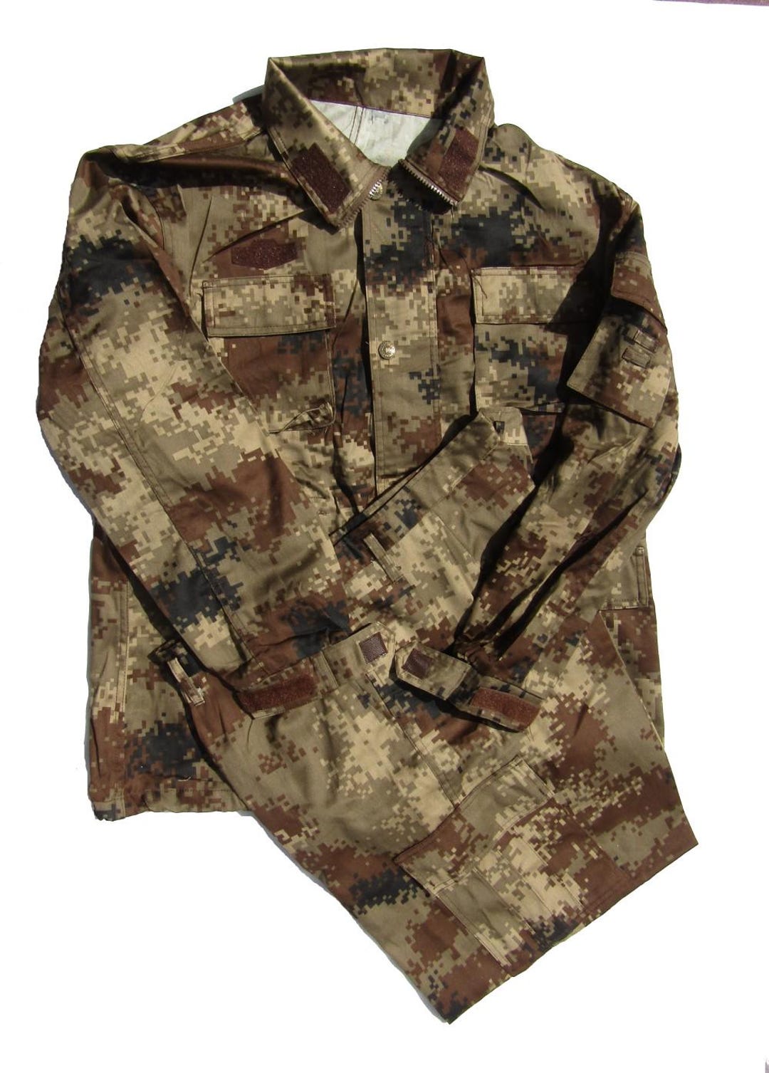 洋書 Camouflage and Markings CAMO HQ Swiss TAZ 90 Multiumfeld Tarnmuster CAMO unisex wide
