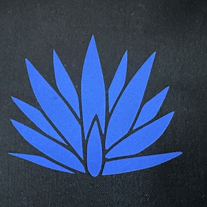 Puede incluir: Un diseño de flor estilizado azul sobre un fondo negro.