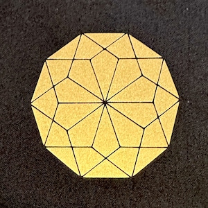 Könnte beinhalten: Ein goldenes geometrisches Design mit schwarzem Umriss auf schwarzem Hintergrund.