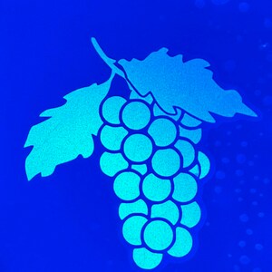 Könnte beinhalten: Eine weiße Silhouette einer Weinrebe mit einer Traube auf blauem Hintergrund.