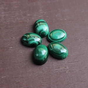 Malachit, Natürlicher Malachit, oval, flache Rückseite, Cabochon, Edelsteine für Schmucketuis, erhältlich in kalibrierten Größen von 6x4 bis 30x20 mm