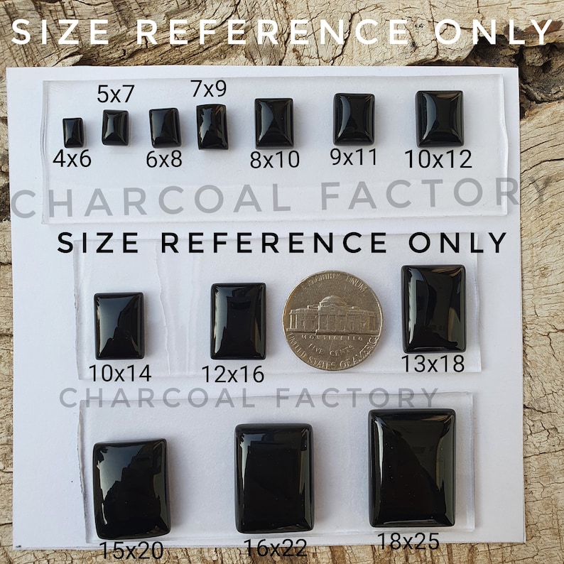 K&ouml;nnte beinhalten: Gr&ouml;&szlig;enreferenztabelle f&uuml;r schwarze Onyx-Cabochons. Die Tabelle zeigt die Gr&ouml;&szlig;e jedes Cabochons in Zoll, wobei der gr&ouml;&szlig;te Cabochon 18x25 Zoll misst. Eine US-amerikanische Viertel-Dollar-M&uuml;nze ist zur Skalierung enthalten.