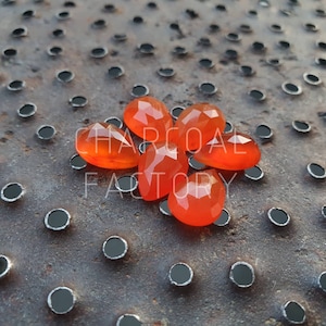 Karneol, Natürlicher Karneol im Rosenschliff, Karneol in Birnenform, Cabochon mit flacher Rückseite, kalibriert, Größen von 6x4 mm bis 30x20 mm erhältlich