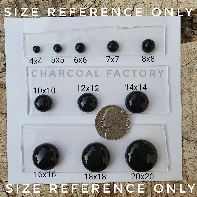Op de afbeelding: Grootte-referentietabel voor zwarte glazen cabochons. De tabel toont de grootte van elke cabochon in inches, waarbij de grootste cabochon 20x20 inches meet. Een Amerikaanse kwart is opgenomen voor de schaal.