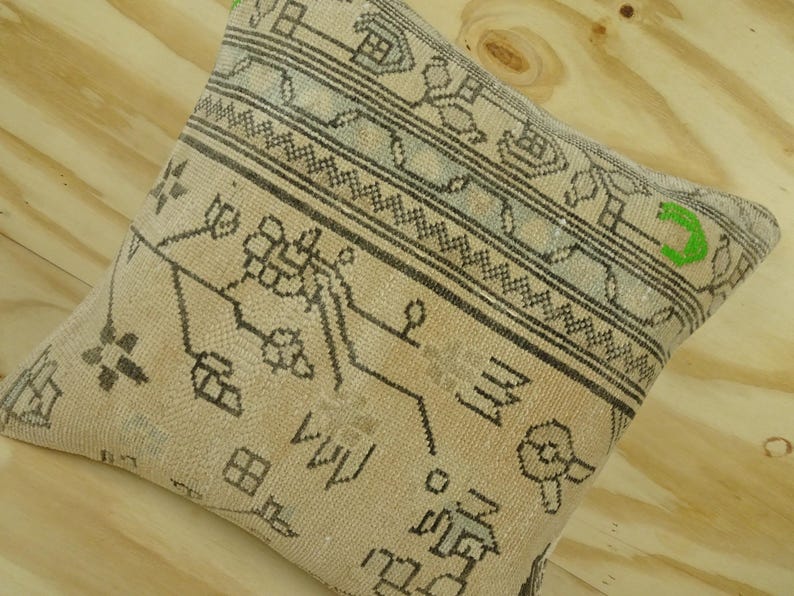 Vintage Persian Design Rug Pillow Cover: 20x20 inch,Home Living Sofa Decor Pillows. image 2