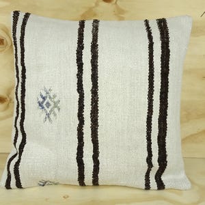 Housse de coussin rayée en chanvre et kilim : décoration bohème (20 x 20 po.)