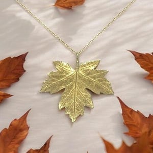 Gold leaf Maple pendant necklace, Botanical plant jewelry with leaf motif, Brass necklace gift for wife, Nature-inspired necklace with chain