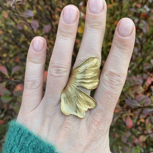 Statement brass gingko leaf ring, Bold rings for her, Adjustable size ginko biloba ring, Unique bohemian jewelry, Gift for plant lover