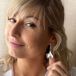 Ginkgo leaf dangle earrings in silver, Ginko biloba botanical jewelry, Wedding silver earrings, Eye-catching nature-inspired jewelry