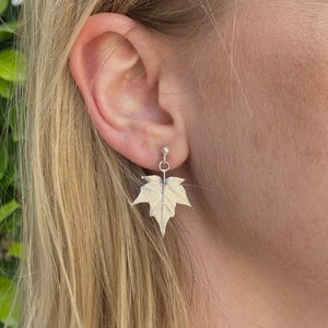 Silver maple leaf drop earrings, Boho leaves jewelry, Botanical gifts, Fall jewelry inspired by plants, Hypoallergenic clip on earrings