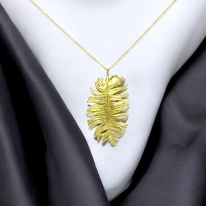 Statement feather pendant necklace, Eye catching jewelry, Gold fairycore necklace in brass, Goose feather, Bird lover bohemian gift for wife