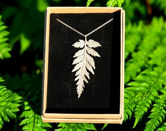 Collar de plata con forma de hoja de helecho y cadena, joyería botánica, regalo para amantes de las plantas inspirado en la naturaleza, regalo de Navidad con motivos de helechos para ella.