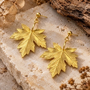 Messing Ahornblatt Ohrringe, Realistischer botanischer Schmuck mit Blattmotiv in Gold, Auffällige Natur-Schmuckmode