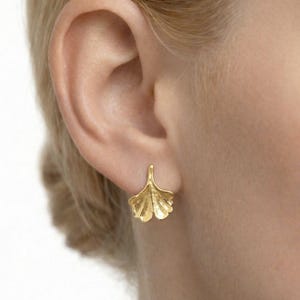 Oorknopjes met ginkgoblad – kleine koperen bladoorbellen, minimalistische botanische sieraden, hypoallergene zilveren stiften