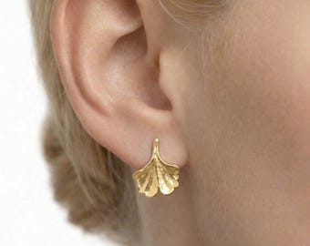 Oorknopjes met ginkgoblad – kleine koperen bladoorbellen, minimalistische botanische sieraden, hypoallergene zilveren stiften
