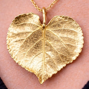 Collar de hoja de tilo – Colgante de hoja de latón color oro, collar botánico de la naturaleza, joyería de hojas hecha a mano imagen 6