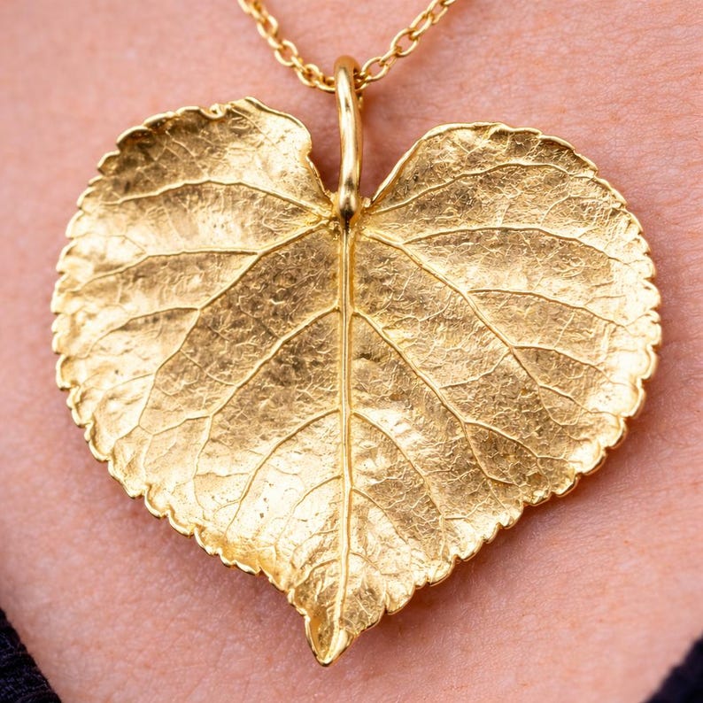 Collar de hoja de tilo – Colgante de hoja de latón color oro, collar botánico de la naturaleza, joyería de hojas hecha a mano imagen 6
