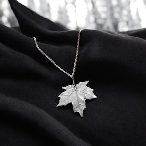Real maple leaf necklace in silver, Handmade botanical jewelry with leaf motif, Eye-catching nature-inspired necklace with silver chain