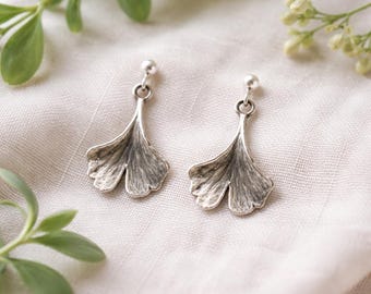 Ginkgo leaf dangle earrings in silver, Ginko biloba botanical jewelry, Wedding silver earrings, Eye-catching nature-inspired jewelry