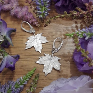 Dangle Maple Leaf Earrings, Silver leaves earrings, Botanical jewelry with leaf motif, Eye-catching nature-inspired jewelry gift