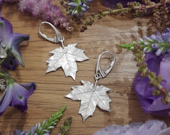 Dangle Maple Leaf Earrings, Silver leaves earrings, Botanical jewelry with leaf motif, Eye-catching nature-inspired jewelry gift