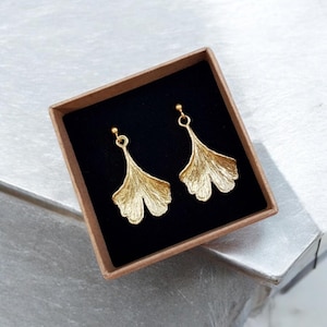 Real ginko leaves earrings, Dangle leaf earrings in gold color, Ginkgo Biloba leaf botanical jewelry, Boho jewelry, Wedding earrings