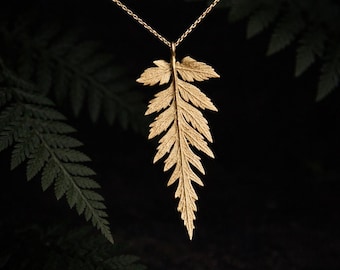 Collar con colgante de hoja de helecho dorado y cadena de latón. Joyería botánica inspirada en la naturaleza, regalo para amantes de las plantas. Símbolo de la naturaleza. Joyería de otoño.