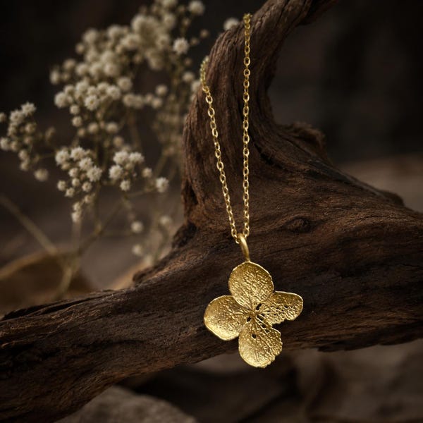 Hortensia ketting messing hanger, bloemblaadjes hanger met vergulde ketting, bloemensieraden, romantisch botanisch cadeau voor vrouw