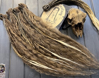 Bruinblonde synthetische dreadlock-extensies - vlechten met krullen