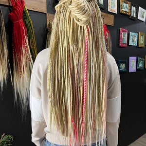 5 DE - 70 DE dreads torcidos sintéticos finos 2 tons de loiro, branco, rosa choque, rosa bebê, dreadlocks com tranças, conjunto completo Senegal
