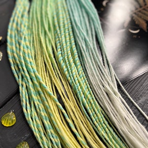 Micro rastas delgadas hechas a mano mezcla ombre brillan en la oscuridad + trenzas + rastas de caramelo + giros colores menta, azul, amarillo, blanco