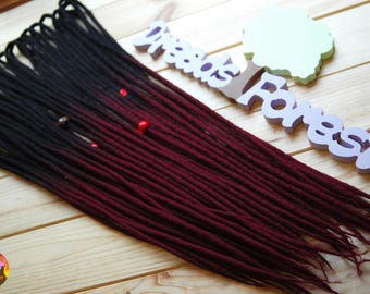 Extensiones de rastas con efecto degradado en negro y burdeos - Estilo de doble punta de lana