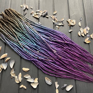 Synthetische dreads dun gedraaid ombre lichtbruin-blauw-paars volledige set boho dreads extensies vikingstijl